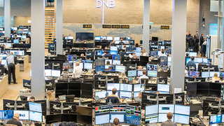 DNB:s mäklarrum i februari förra året, strax före pandemin slog till med full kraft. Foto: TT