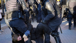 Ryska poliser kvarhåller en demonstrant i St Petersburg som protesterar mot mobilisering under lördagen. Foto: TT