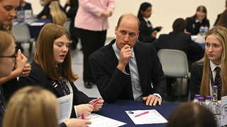 Storbritanniens Prince William med studenter under ett besök i St. Michael's Church of England.