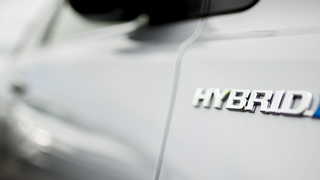 Sverige trotsar global trend – satsar på hybrider