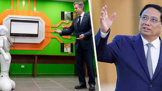 En bild på USA:s utrikesminister, Antony Blinken, som pratar med en robot på en teknikmässa i Hanoi. En annan bild på Vietnams premiärminister, Pham Minh Chinh.