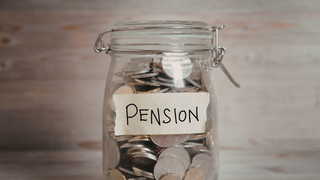 Glasburk med kronor och en lapp där det står pension.
