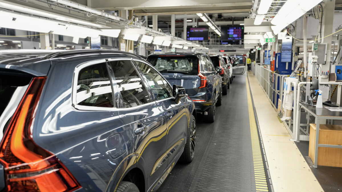 Modellerna EX60 och EX90 rullar på bandet i Volvo Cars fabrik i Torslanda. Arkivbild. 