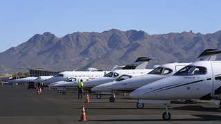 Nästan 100 privatjet lyfte i närheten av Super Bowls finalarena inom två timmar efter att finalen i amerikansk fotboll avslutats i år, enligt Business Insider. Organisationen Oxfam kritiserar det flitiga privatflygandet. Arkivbild. 