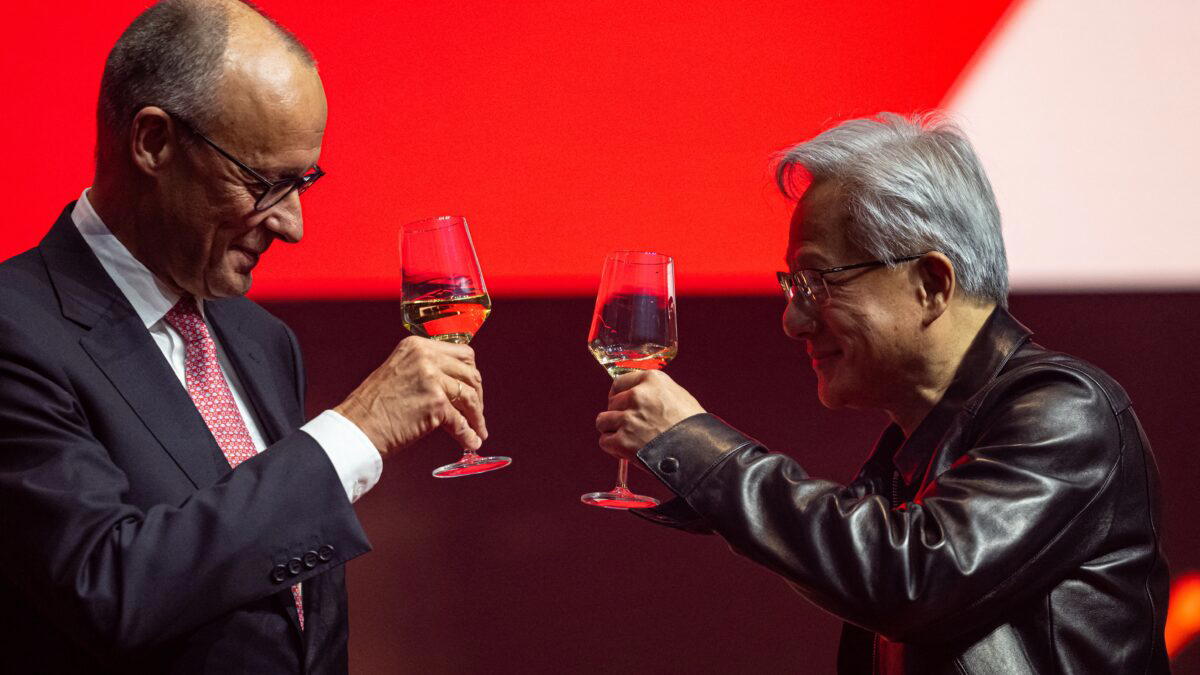 ”Prost!". Förbundskansler Friedrich Merz, till vänster, skålar med Nvidias vd Jensen Huang under en investerarkonferens i Berlin.