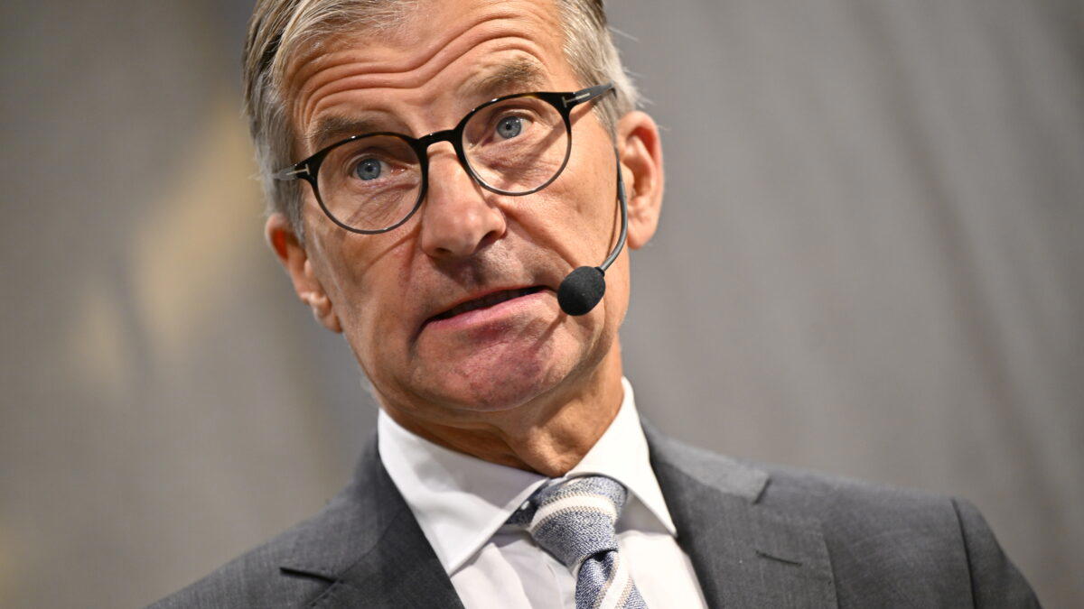 Riksbanken, med chefen Erik Thedéen, väntas strama åt med flera räntehöjningar på grund av risk för hög inflation. Arkivbild.